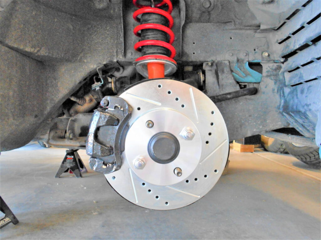 newly installed rotor and breakpad on the car 