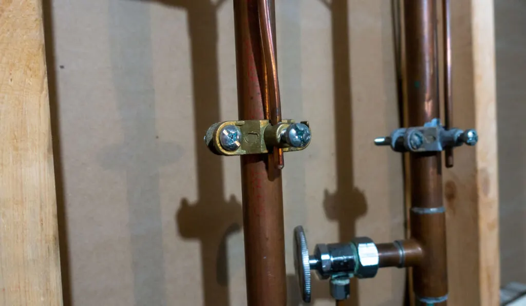 Grounding plumbing pipes using bonding wire