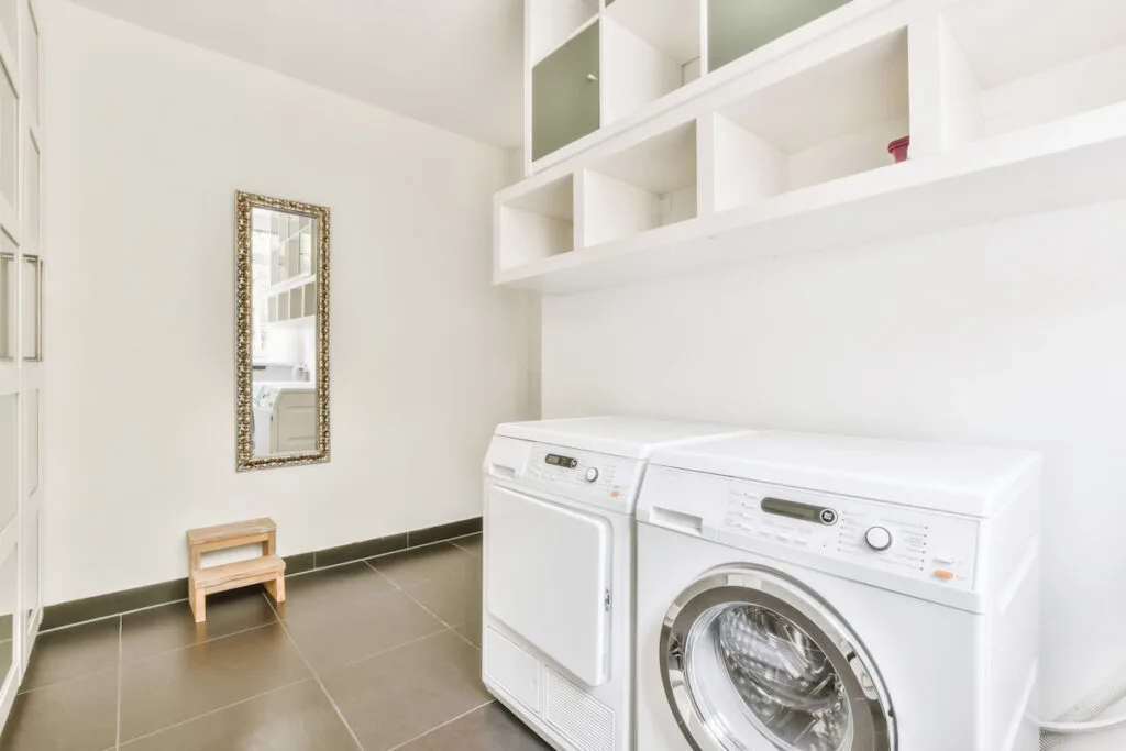 laundry room with washing machine and dryer 