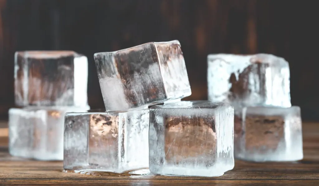 Crystal clear ice cubes