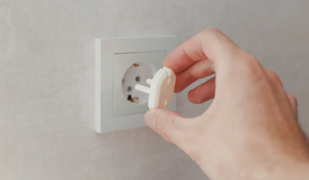 Electric-outlet-a-child-safeguard-installation