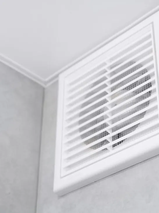 Forced-ventilation-in-a-wall-under-the-ceiling