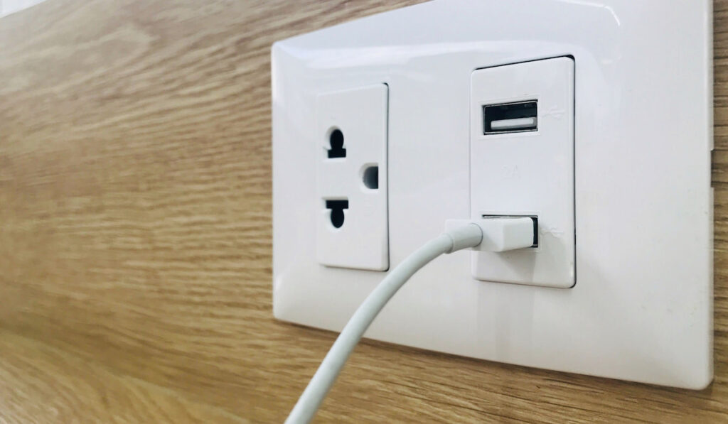 New wall outlet socket with USB 5V 2.1A included