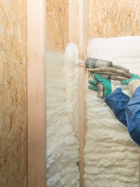 The worker insulates the walls with foam for sound insulation and heat - ss221101