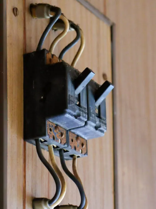 There are two household circuit breakers. They are installed in an old house and are rusty. - ss230627